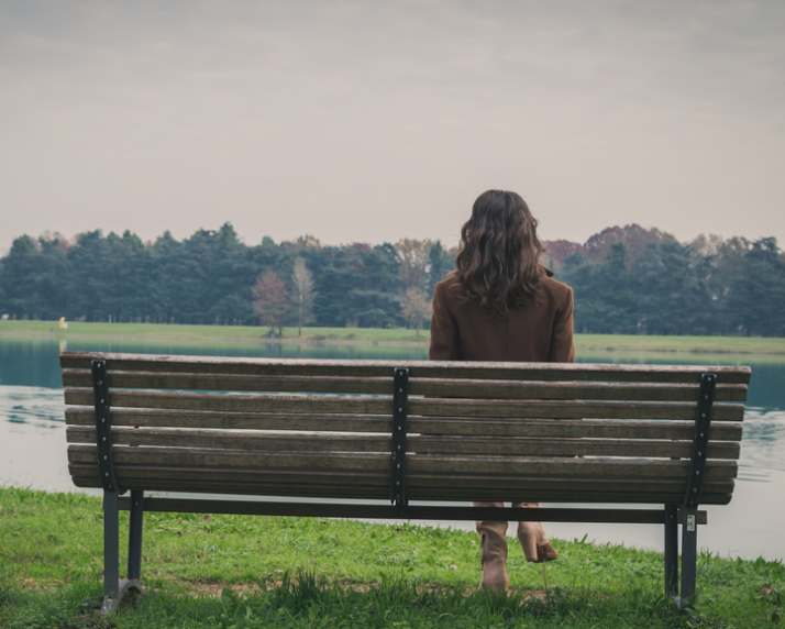 femeie singura, tristete, nefericire